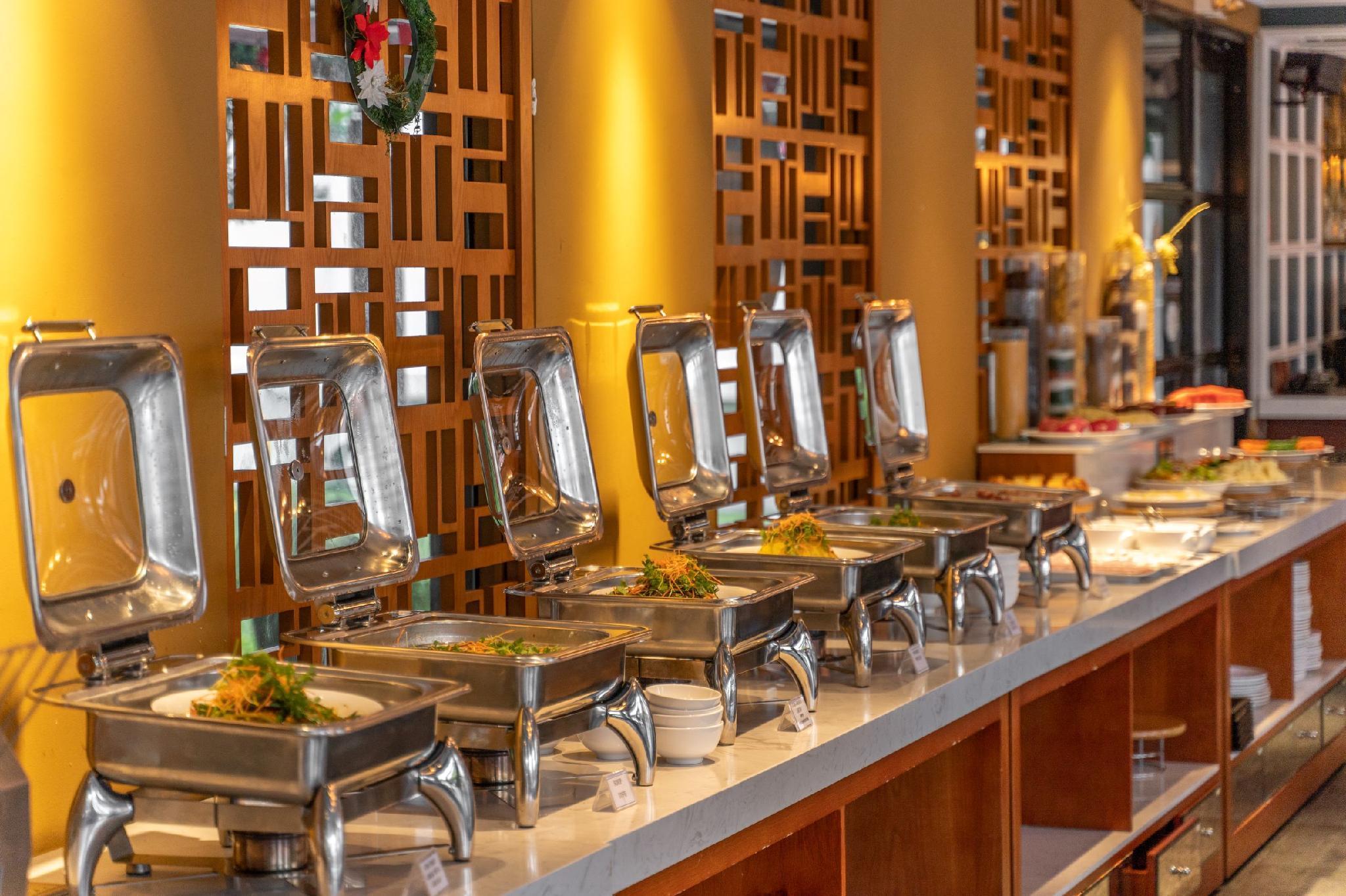 Somerset Хошимин Екстериор снимка A buffet at a hotel