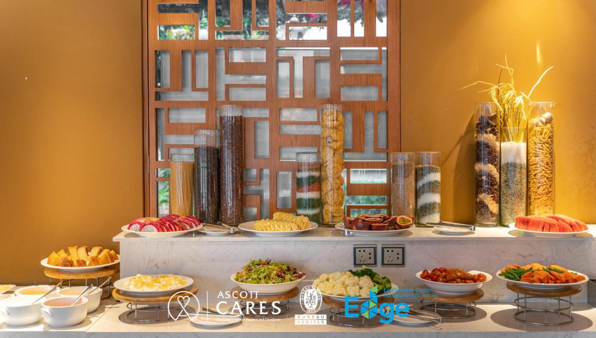 Somerset Хошимин Екстериор снимка A buffet at a hotel