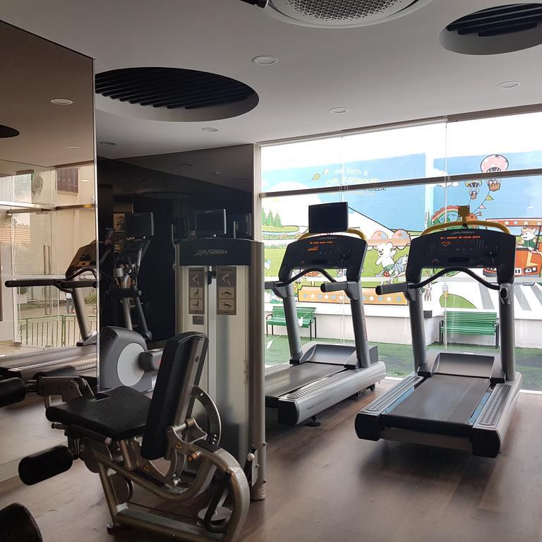 Somerset Хошимин Екстериор снимка The gym at the hotel